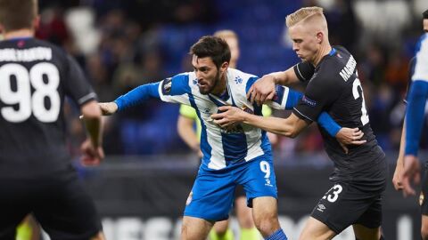 El jugador del Espanyol Ferreyra rodeado de rivales del CSKA
