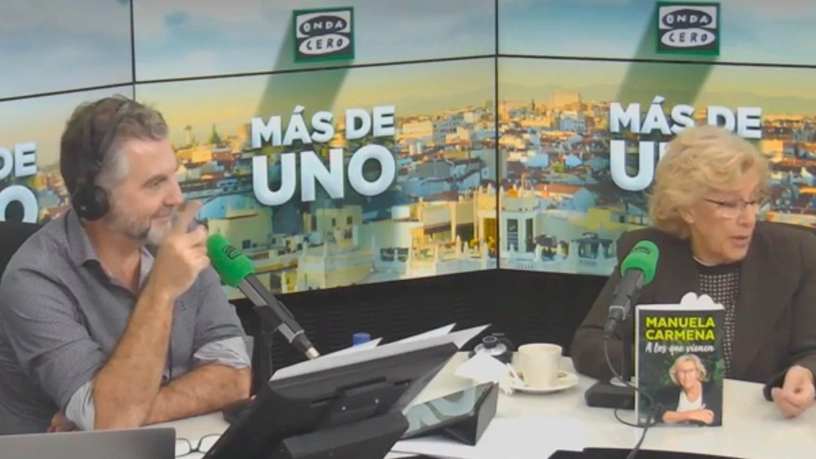 La reacción de Carlos Alsina al escuchar un sonido sospechoso durante la entrevista con Carmena