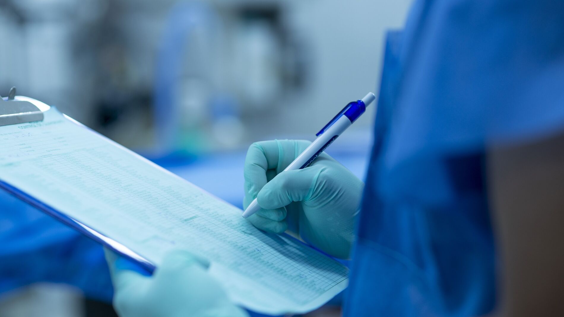 Imagen de archivo de una persona en un quirófano