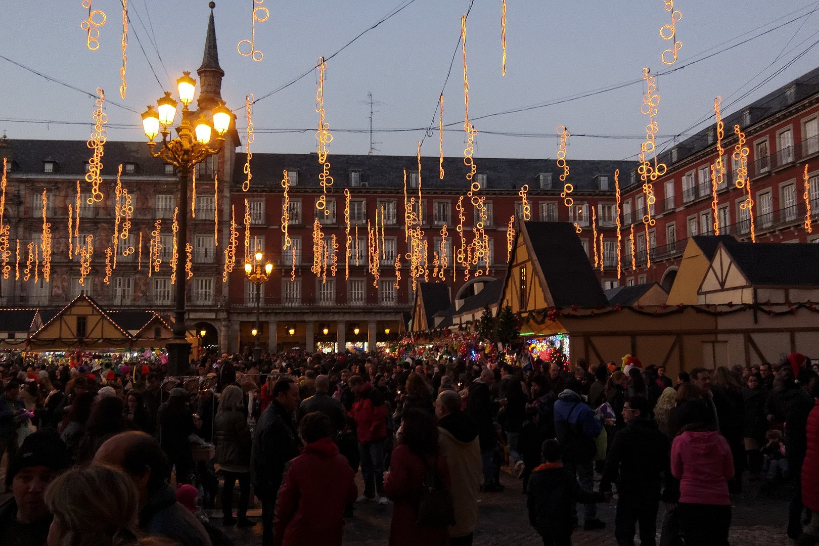 Arturito se pierde en el mercado navideño de la Plaza Mayor: "Ansiaba encontrar unas delicadas figuras" Arturito se pierde en el mercado navideño de la Plaza Mayor: "Ansiaba encontrar unas delicadas figuras"