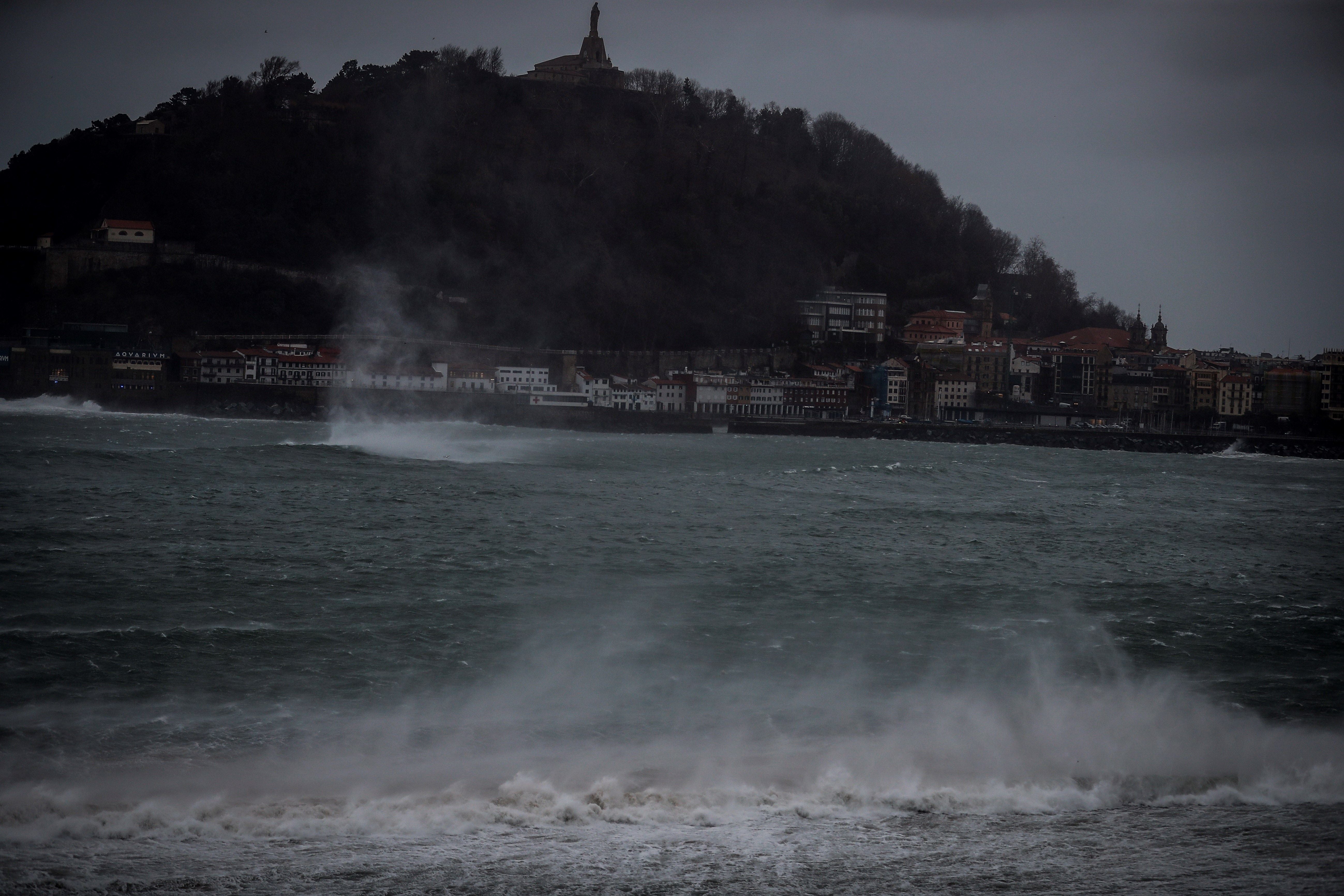 Numerosas incidencias por el temporal de viento y olas en el País Vasco Numerosas incidencias por el temporal de viento y olas en el País Vasco