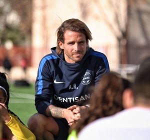 Aarón Ñíguez, con los niños del Clínic Winter de la Academia Ñíguez. Aarón Ñíguez, con los niños del Clínic Winter de la Academia Ñíguez.
