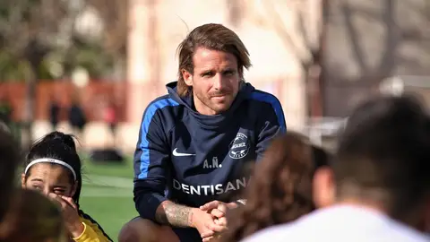 Aarón Ñíguez, con los niños del Clínic Winter de la Academia Ñíguez. FÚTBOL