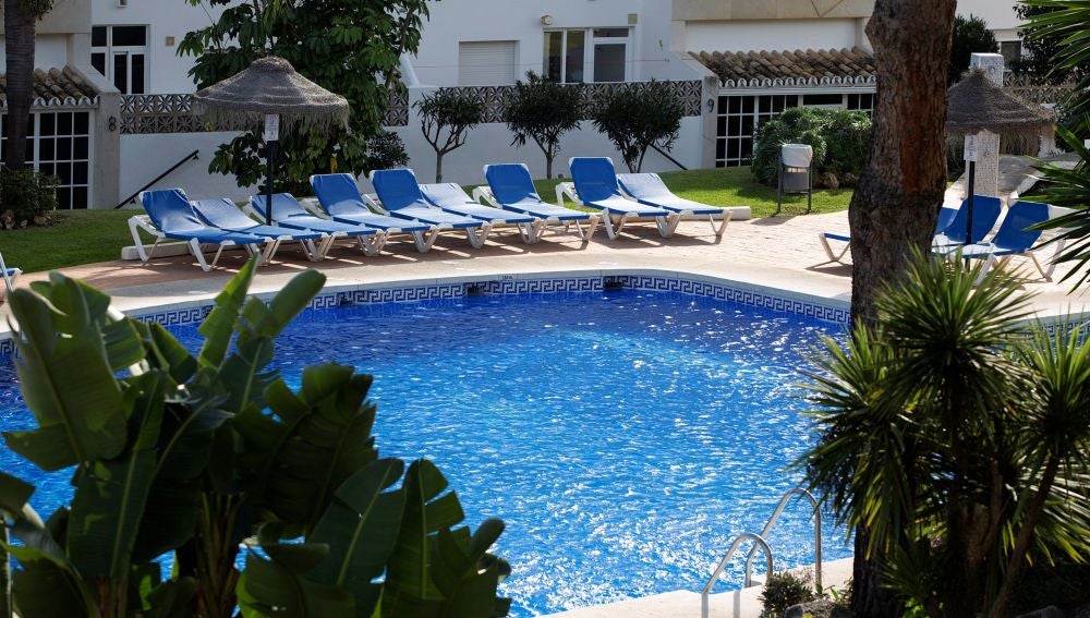 Un resbalón de la niña de 9 años al borde de la piscina precipitó la tragedia de Mijas Un resbalón de la niña de 9 años al borde de la piscina precipitó la tragedia de Mijas