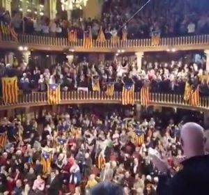 Gritos a favor de los presos y de 'Tsunami Democràtic' en el concierto de San Esteban del Palau de la Música Catalana Gritos a favor de los presos y de 'Tsunami Democràtic' en el concierto de San Esteban del Palau de la Música Catalana