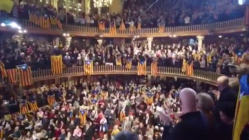 Gritos independentistas y una pancarta de Tsunami Democràtic en el concierto navideño en el Palau de la Música Gritos independentistas y una pancarta de Tsunami Democràtic en el concierto navideño en el Palau de la Música
