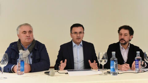 Jose Gonz&aacute;lez na reuni&oacute;n en Pobra de Trives