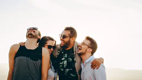 Un grupo de amigos se divierte Un grupo de amigos se divierte