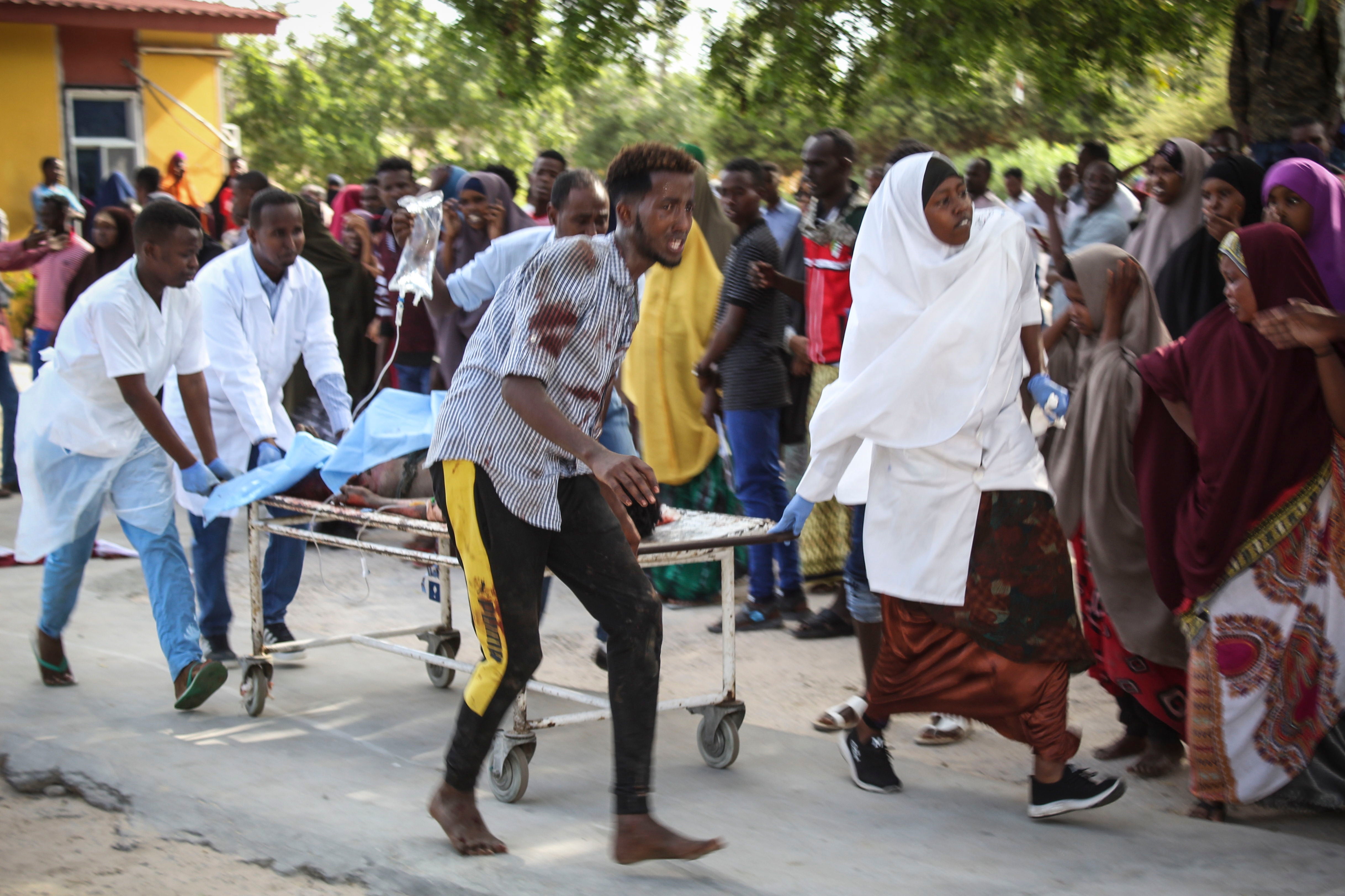 Al menos 90 muertos y casi 100 heridos al explotar un coche bomba en Mogadiscio Al menos 90 muertos y casi 100 heridos al explotar un coche bomba en Mogadiscio
