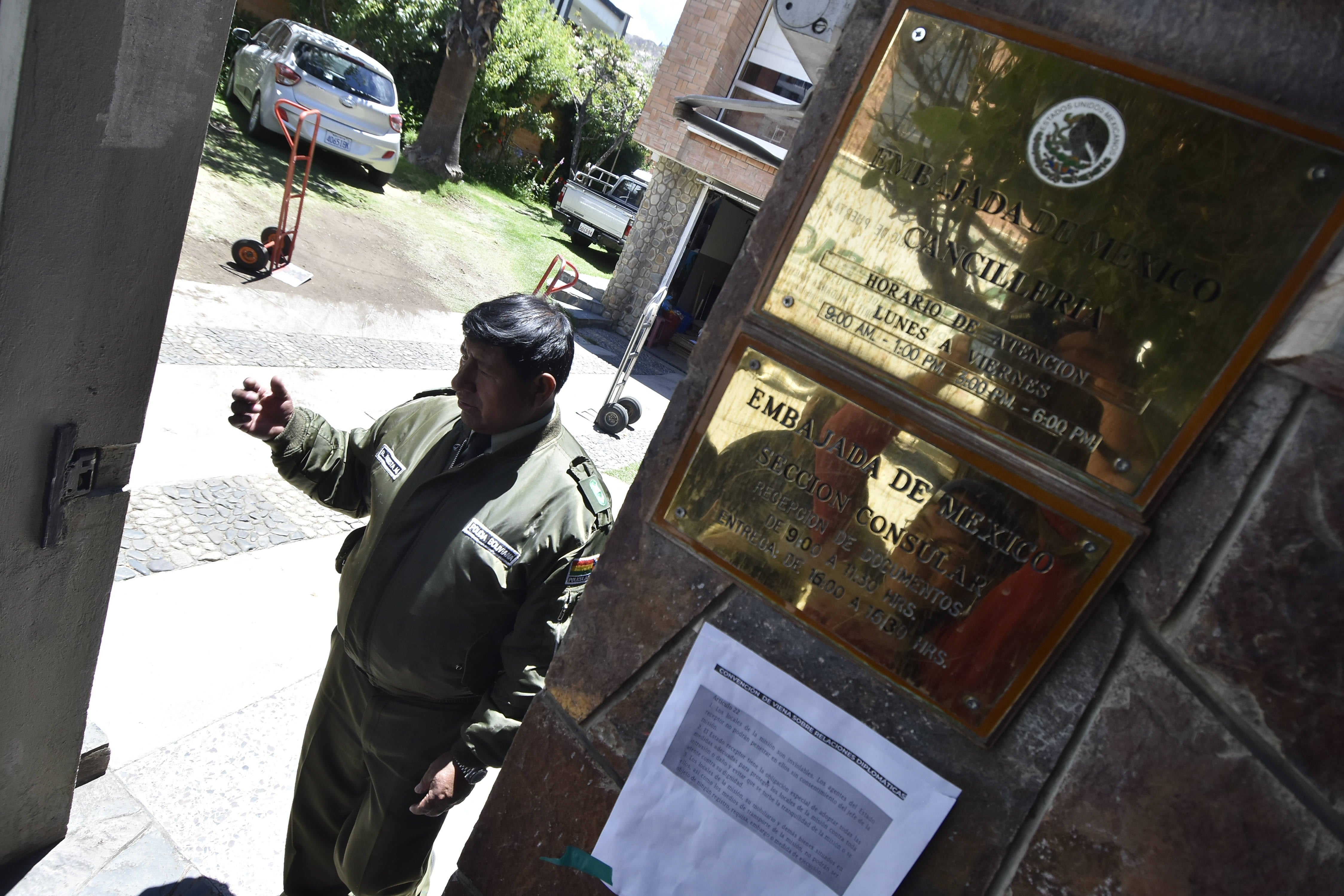 Exteriores niega que intentara sacar a asilados bolivianos de la embajada y anuncia que Robles comparecerá en el Congreso Exteriores niega que intentara sacar a asilados bolivianos de la embajada y anuncia que Robles comparecerá en el Congreso