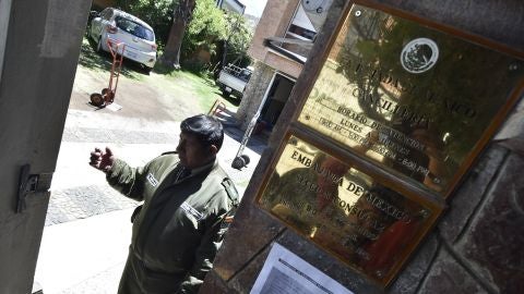 Un miembro de la Polic&iacute;a Boliviana en el acceso de la Embajada de M&eacute;xico
