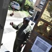 Un miembro de la Policía Boliviana en el acceso de la Embajada de México