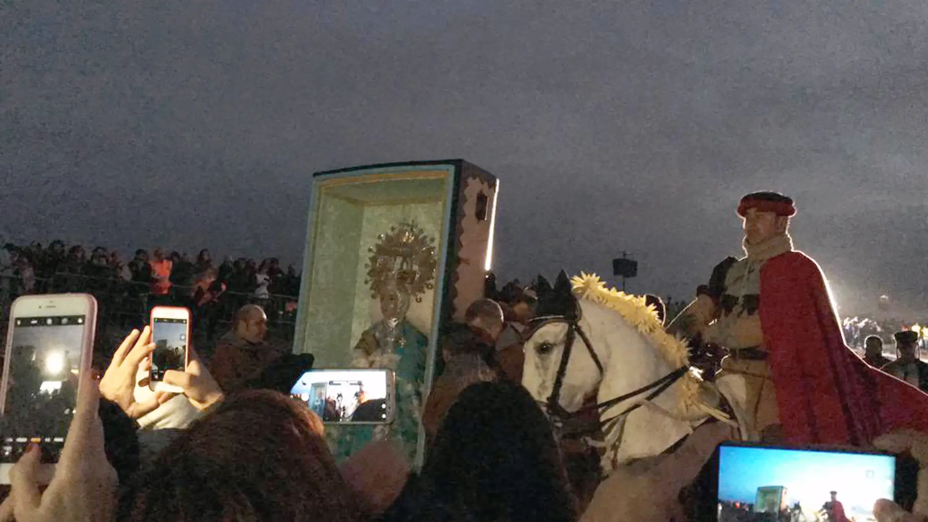 Representación en 2019 del hallazgo del arca con la imagen de la Virgen en la playa del Tamarit de Santa Pola. 