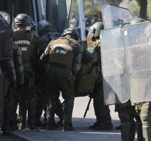 Imagen de policías durante las protestas en Chile Imagen de policías durante las protestas en Chile