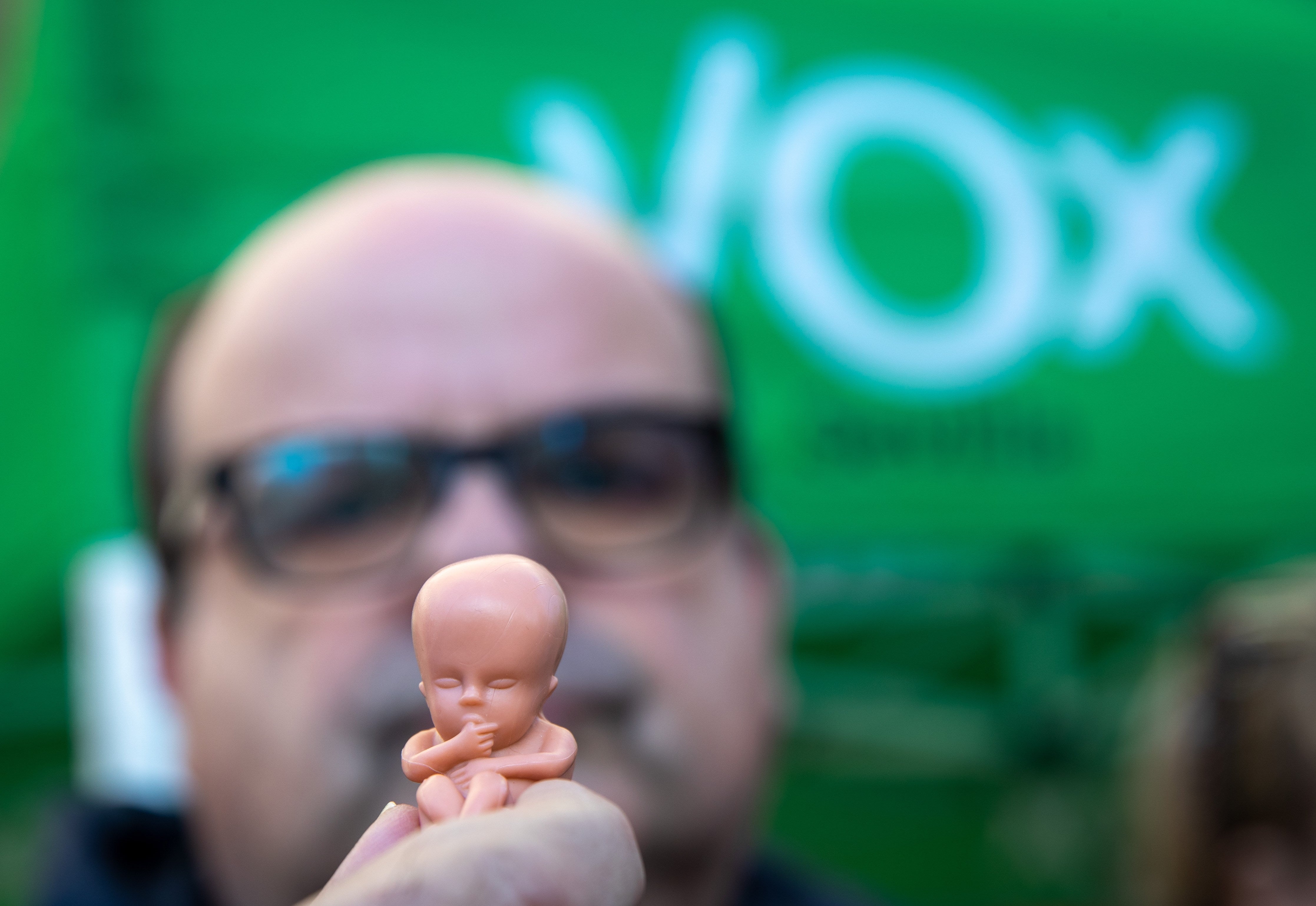 Vox reparte muñecos que simulan ser fetos en una campaña contra el aborto en Sevilla Vox reparte muñecos que simulan ser fetos en una campaña contra el aborto en Sevilla