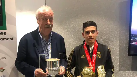 El canterano del Real Madrid, José Antonio Reyes junto a Vicente del Bosque en Abu Dabi El canterano del Real Madrid, José Antonio Reyes junto a Vicente del Bosque en Abu Dabi