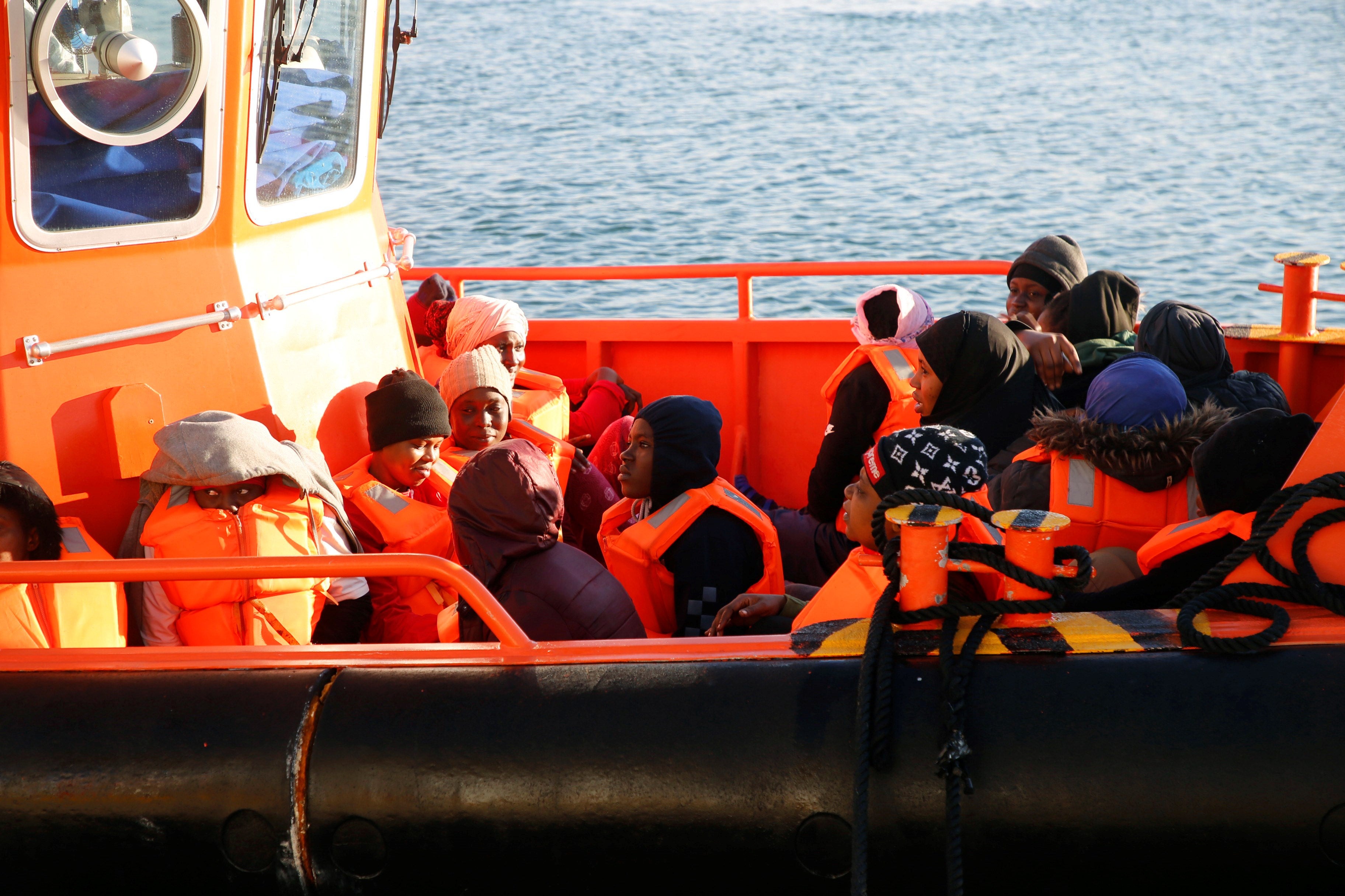 53 inmigrantes son rescatados en las primeras pateras del año en costas españolas 53 inmigrantes son rescatados en las primeras pateras del año en costas españolas