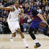 Mirotic controla el balón en el Clásico Mirotic controla el balón en el Clásico