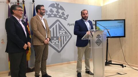 El conseller de Medio Ambiente y Territorio, Miquel Mir, el alcalde de Palma, Jos&eacute; Hila, y el presidente de Emaya, Ramon Perpinya, en rueda de prensa