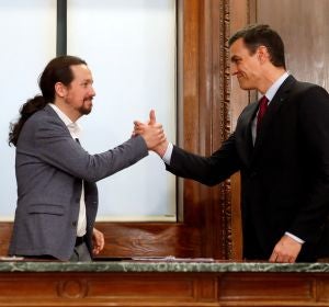 Pedro Sánchez y Pablo Iglesias estrechan sus manos tras el acto de firma del acuerdo programático (Archivo) Pedro Sánchez y Pablo Iglesias estrechan sus manos tras el acto de firma del acuerdo programático (Archivo)