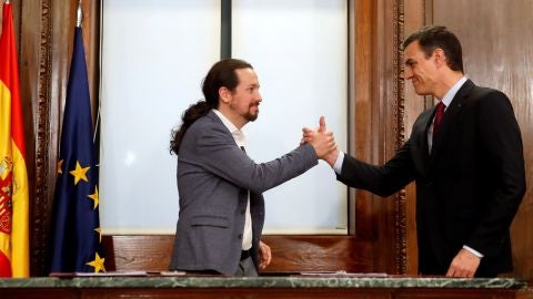  Pedro S&aacute;nchez y Pablo Iglesias estrechan sus manos tras el acto de firma del acuerdo program&aacute;tico 