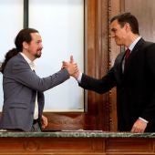  Pedro Sánchez y Pablo Iglesias estrechan sus manos tras el acto de firma del acuerdo programático (Archivo)