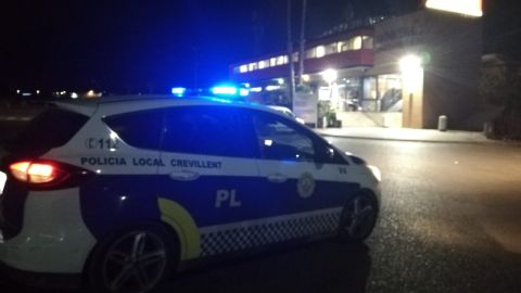Vehículo de la Policía Local en el área de servicio de la A-7. Vehículo de la Policía Local en el área de servicio de la A-7.