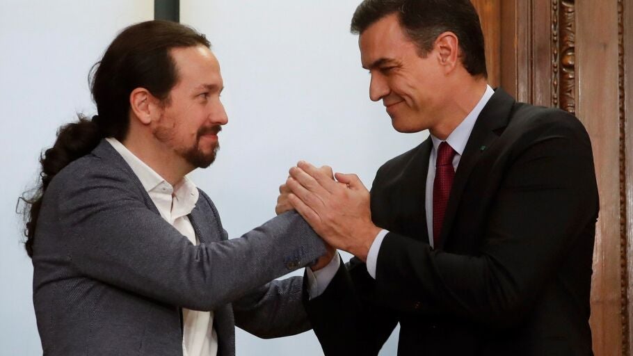Pablo Iglesias y Pedro S&aacute;nchez se estrechan la mano sonrientes