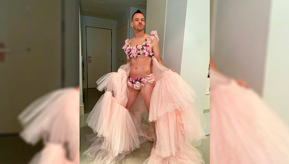 El marido de Pedroche cumple la tradición y posa con el vestido de la pasada Nochevieja El marido de Pedroche cumple la tradición y posa con el vestido de la pasada Nochevieja