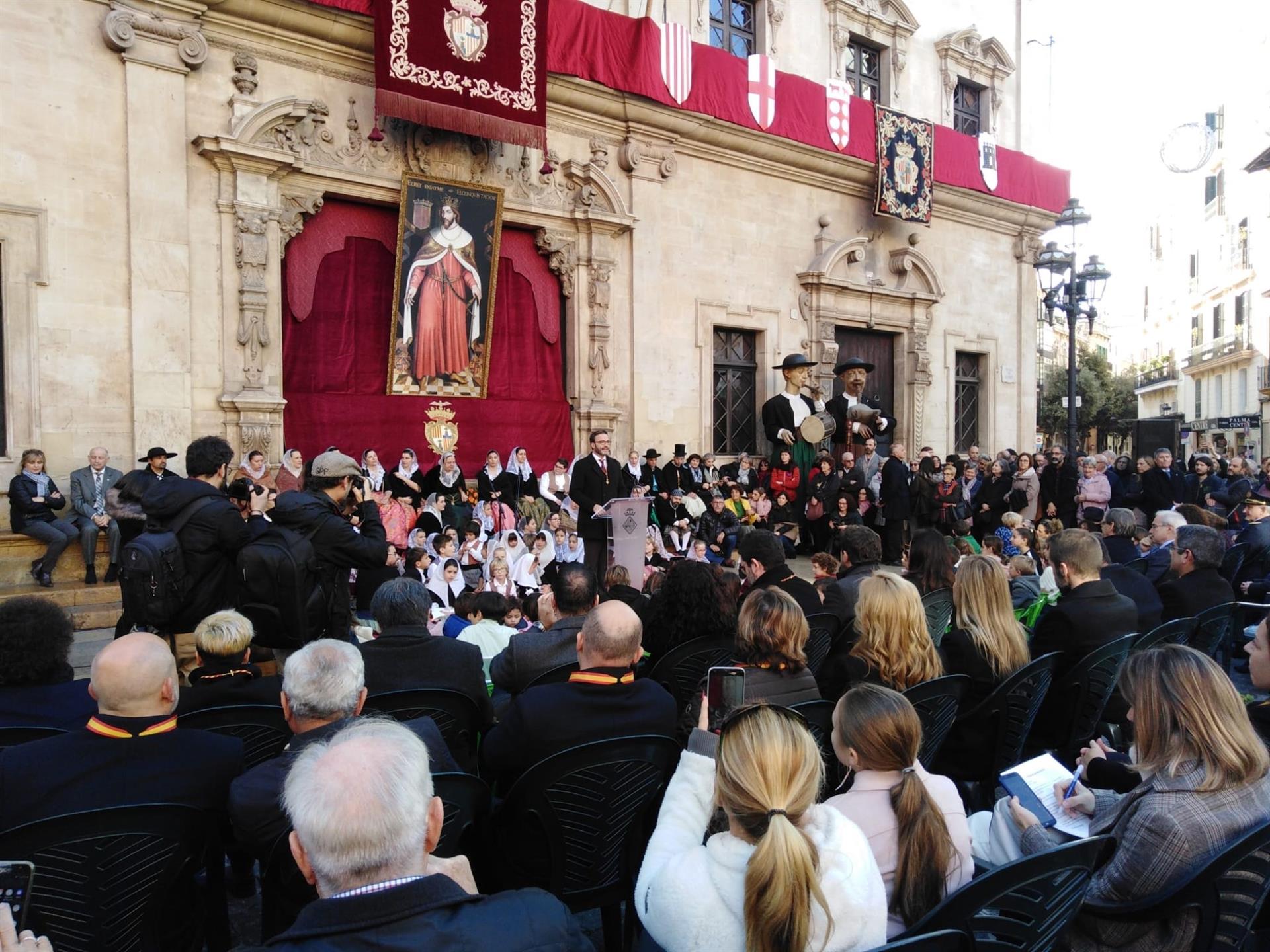 Hila apela al "civismo" para contribuir a la "obra colectiva que es Palma" Hila apela al "civismo" para contribuir a la "obra colectiva que es Palma"