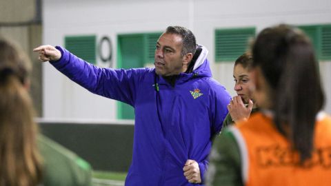 Pier, entrenador del Betis f&eacute;minas. 