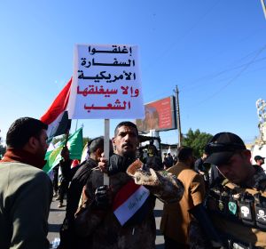 Centenares de manifestantes rodean y asaltan la Embajada de EEUU en Bagdad Centenares de manifestantes rodean y asaltan la Embajada de EEUU en Bagdad
