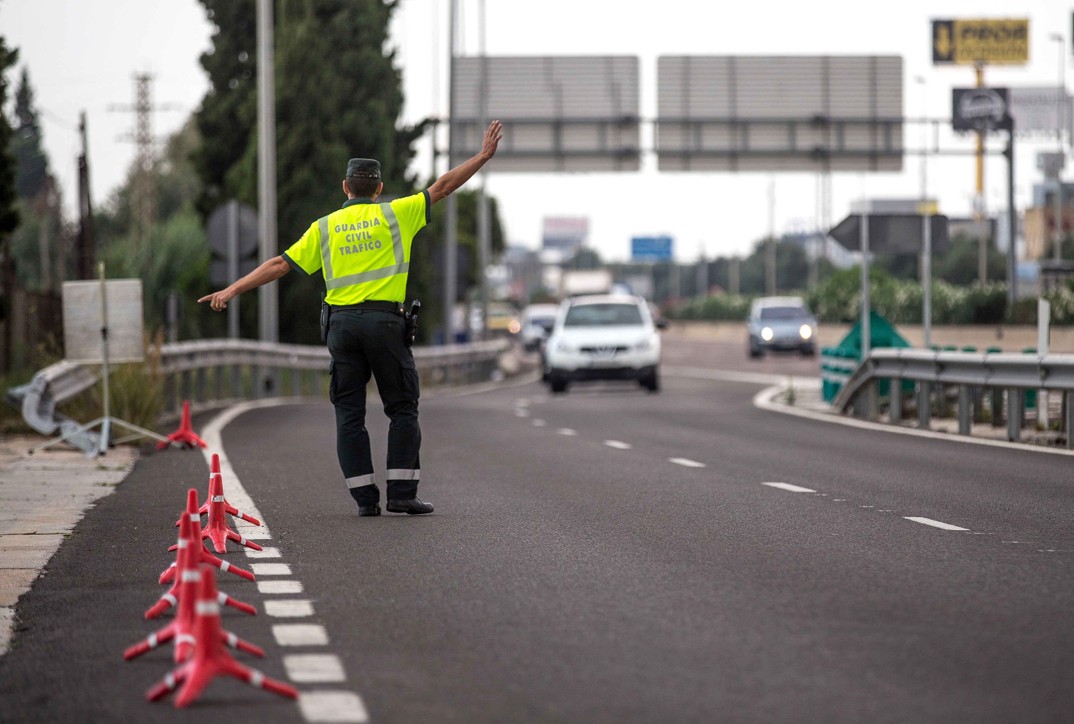 Abandona a su hijo en el arcén de la autovía para ganar tiempo tras darse a la fuga Abandona a su hijo en el arcén de la autovía para ganar tiempo tras darse a la fuga