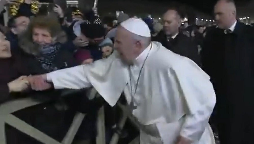 El Papa pide disculpas por reprender a una mujer que le tiró del brazo bruscamente El Papa pide disculpas por reprender a una mujer que le tiró del brazo bruscamente