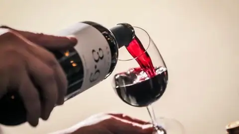 Imagen de archivo de una copa vino copa de vino_643x397