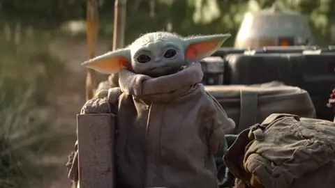 Baby Yoda, uno de los personajes de la serie 'The Mandalorian' La serie del universo Star Wars llegará a España en el primer trimestre de 2020 junto a Disney+