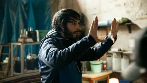 El director Marc Vigil, durante el rodaje de 'El silencio del pantano' Su primera película está basada en la novela de Juanjo Braulio