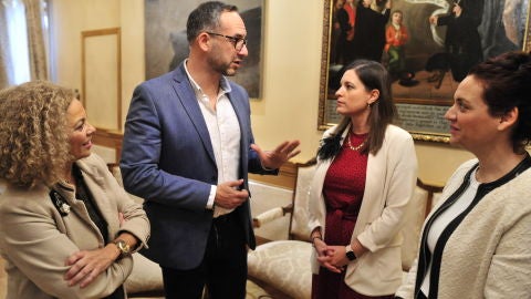 Manuel Morera, junto a la alcaldesa Patricia Cavada
