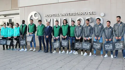 Una amplia representación de la familia del Elche CF ha visitado este jueves a los niños ingresados en el Hospital del Vinalopó. ELCHE CF