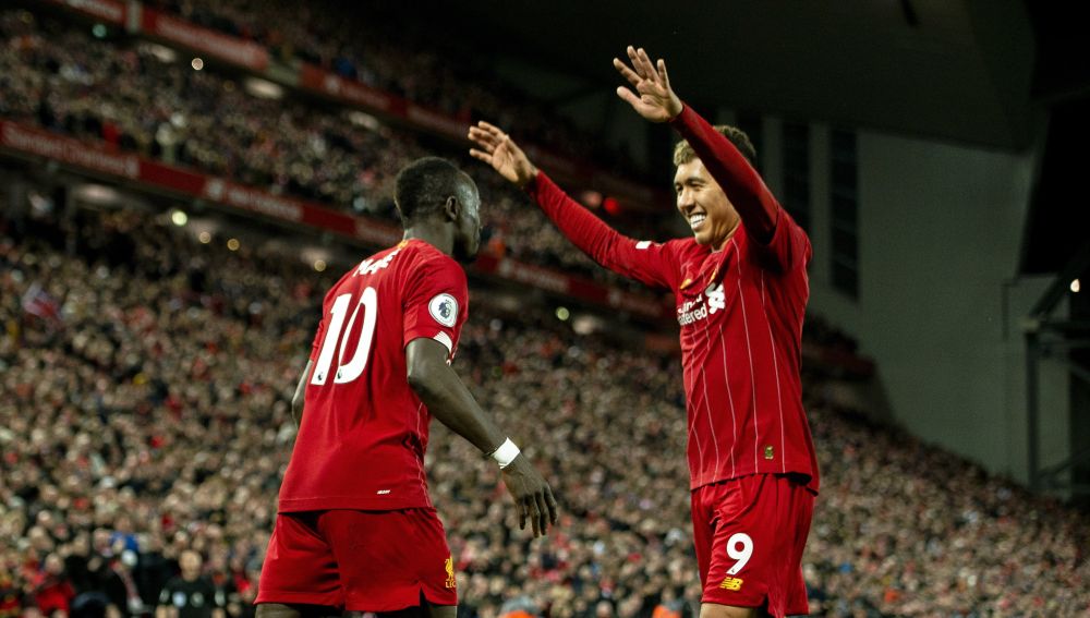 Firmino y Mané, celebran un gol del Liverpool. 
