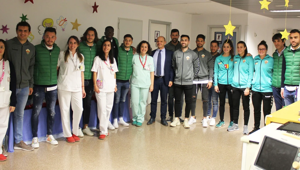 El presidente Joaquín Buitrago y el entrenador Pacheta encabezaron la visita al Hospital del Vinalopó.