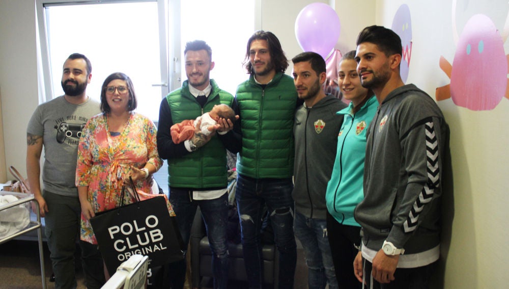 El Elche entrega regalos a los niños ingresados en el Hospital del Vinalopó.
