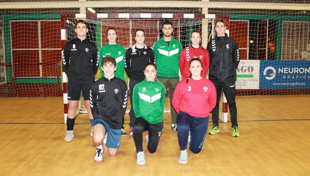 Nueve de los diez jugadores del Club Balonmano Elche que disputarán en Cantabria el Campeonato de España de Selección Autonómicas.