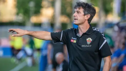 Pacheta dando indicaciones a sus jugadores durante un partido del Elche CF. ELCHE CF