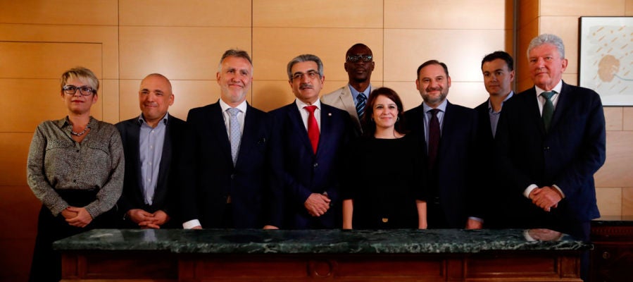 Lastra y Román Rodríguez firman el acuerdo PSOE-Nueva Canarias para la investidura Lastra y Román Rodríguez firman el acuerdo PSOE-Nueva Canarias para la investidura
