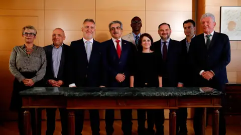 Lastra y Román Rodríguez firman el acuerdo PSOE-Nueva Canarias para la investidura Lastra y Román Rodríguez firman el acuerdo PSOE-Nueva Canarias para la investidura