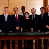 Lastra y Román Rodríguez firman el acuerdo PSOE-Nueva Canarias para la investidura