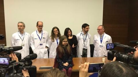 &Iacute;ria posa con el equipo m&eacute;dico que la trat&oacute; en el Hospital Vall d'Hebron