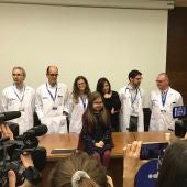 Íria posa con el equipo médico que la trató en el Hospital Vall d'Hebron