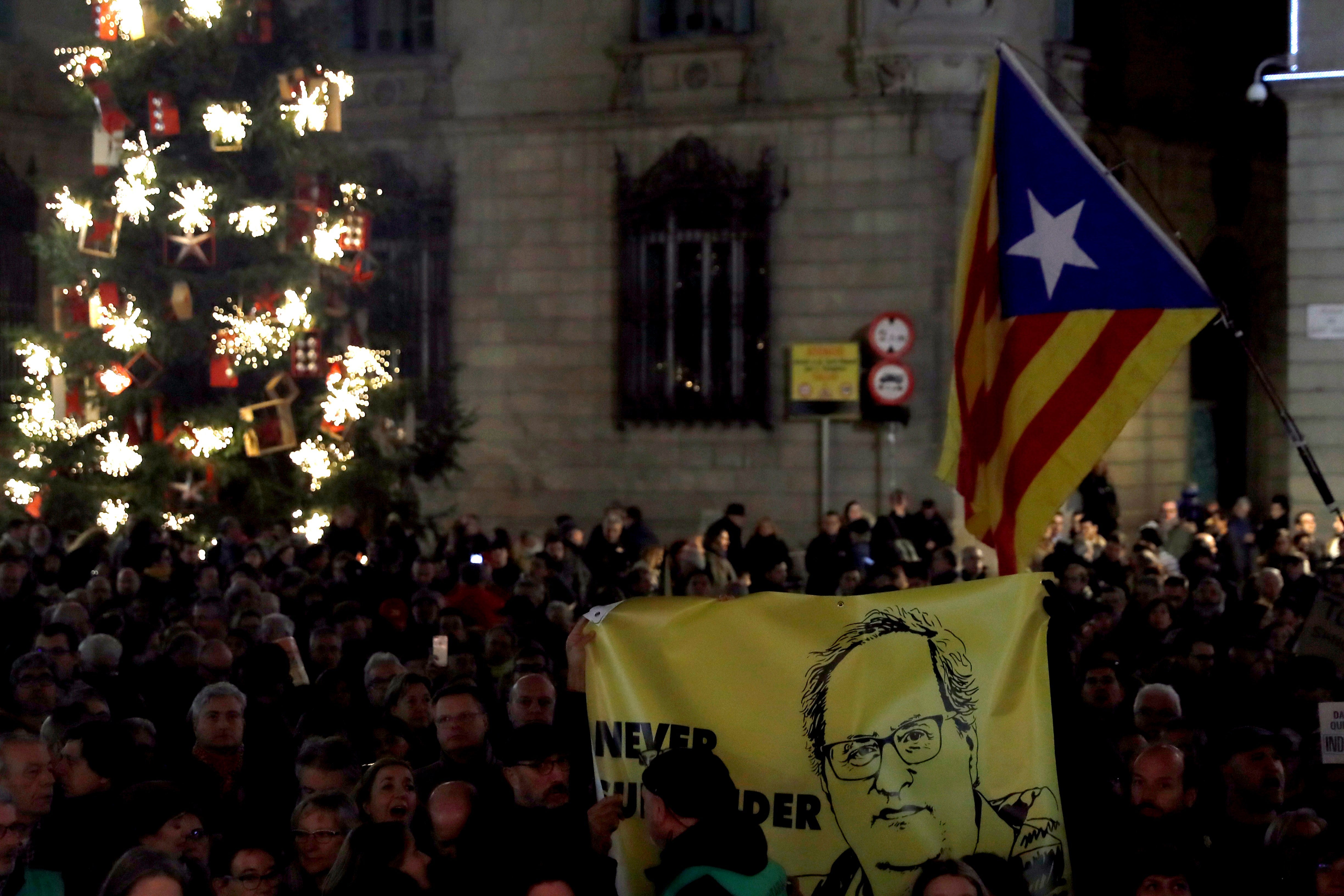 Decenas de independentistas se manifiestan en Barcelona para apoyar a Torra Decenas de independentistas se manifiestan en Barcelona para apoyar a Torra